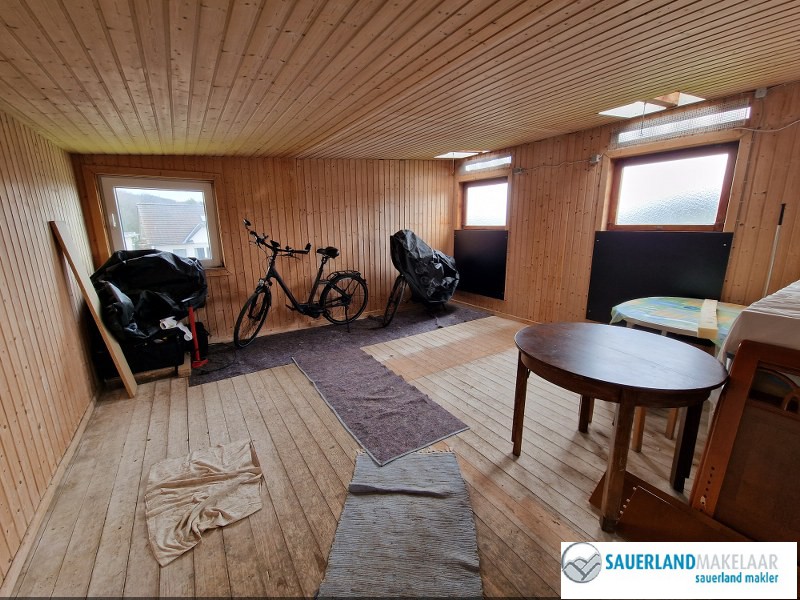 Midden in Usseln gelegen, vrijstaand huis met bijgebouw 16