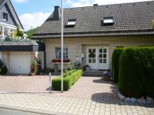 Woonhuis met grote tuin en 2 appartementen in Bruchhausen  1